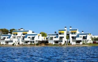 5 Benefits of Investing in Waterfront Properties